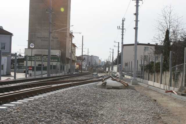 Blick von der zukünftigen Anbindung zur Strecke Tulln - Regionalbahnhof Tullnerfeld (Blickrichtung Hst. Tulln Stadt)