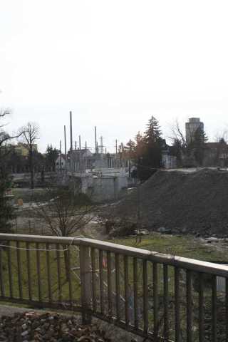 Nach der Brücke über die Wilhelmstratraße (die ja schon einige Zeit fertig ist) muss noch einiges angeschüttet werden....