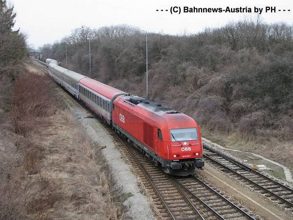 ©2016 025 mit EC 104 Sobieski am 17 3 2009 in Marchegg.jpg