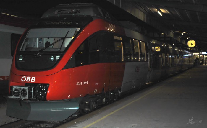 Zug 25004 um 4:30 am Wiener Südbahnhof Ostseite