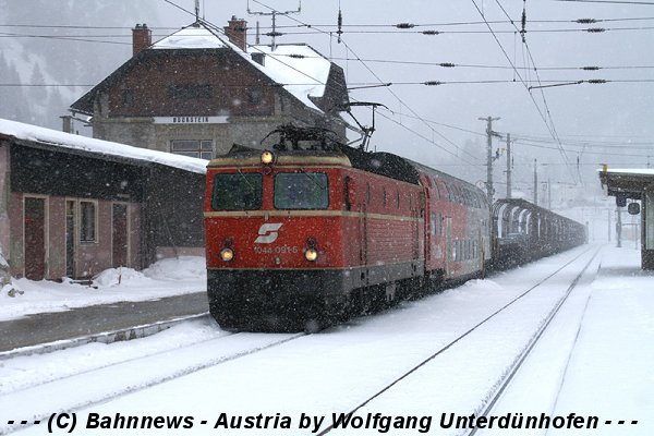 06 1044.091 mit Autoüberstellzug R 9618 am 11.03.06.in Böckstein.jpg
