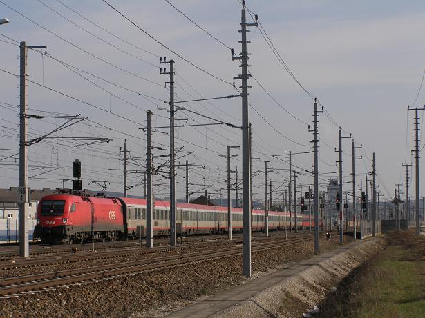 1116.282 Karl-Heinz hat heute am OIC 692 noch fünf alte Waggons angehengt.