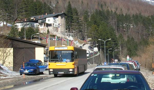 Autobus vor der Raxseilbahn. Übrigens kein Postautobus, die Linie wurde im Jahr 2005 privatisiert.