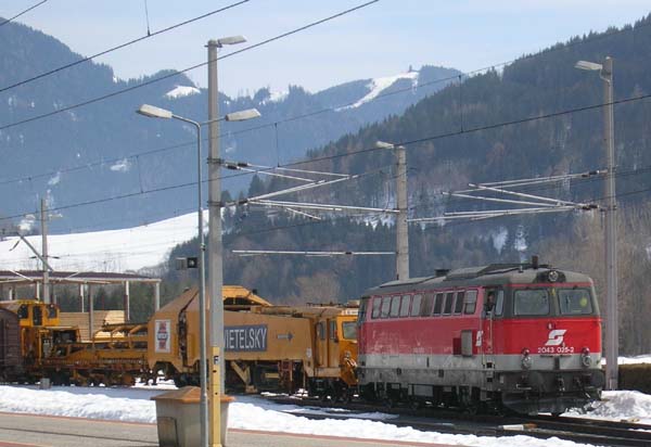 Ebenfalls im Bf. Stainach – Irdning die 2043.25 mit einem Bauzug.