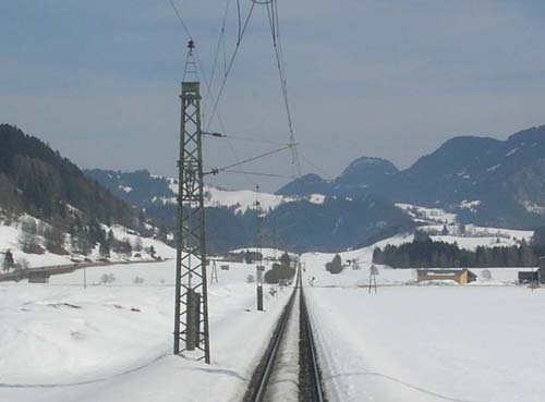 Ein Bild zurück auf die lange Gerade vor Bad Mitterndorf.