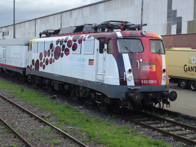 Lok BR 110 329-0, Zuglok des Science Express.