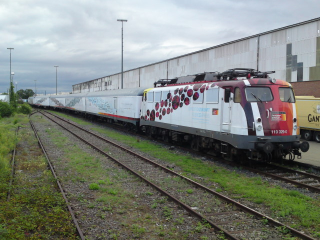 BR 110 329-0 mit Science Express abgestellt im Güterbahnhof Freiburg