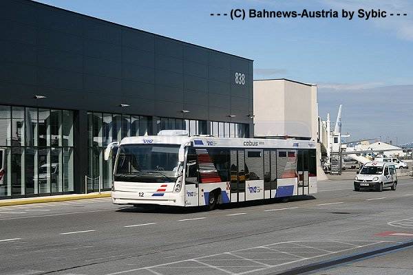 Einer der am Wiener Flughafen eingesetzten Zubringerbisse der Type Cobus 3000 bei seinem Einsatz
