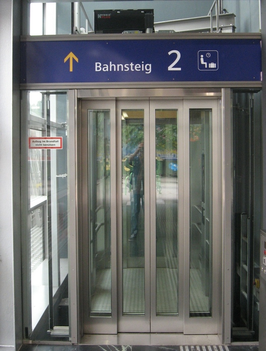 Endlich Aufzug, auch für in der Mobilität eingeschränkte BahnfahrerInnen