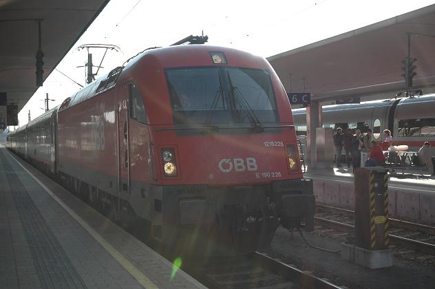 Von Linz nach St.Valentin gings mit der 1216 226 -ex Tschechien. Foto aus dem Lift.