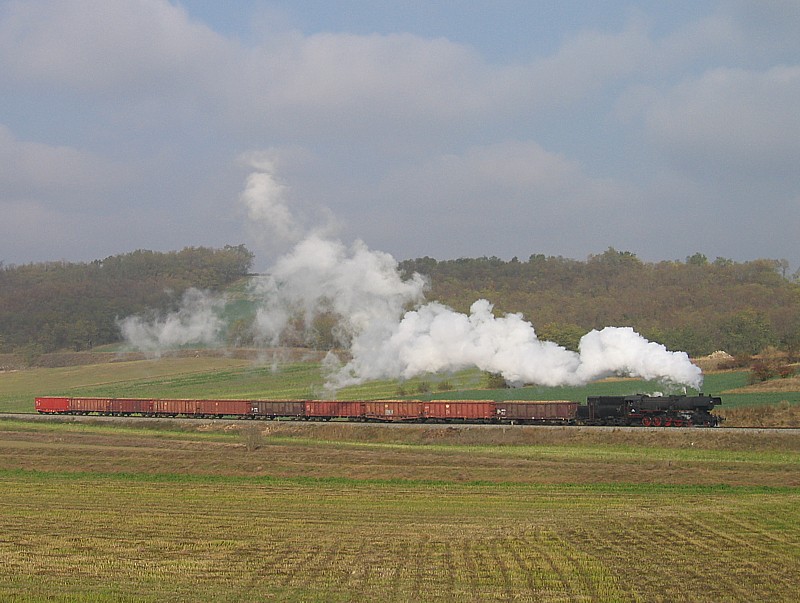 52.7612 mit Foto-Rübenzug zw. Prinzendorf und Hauskirchen - 31.10.2009.jpg
